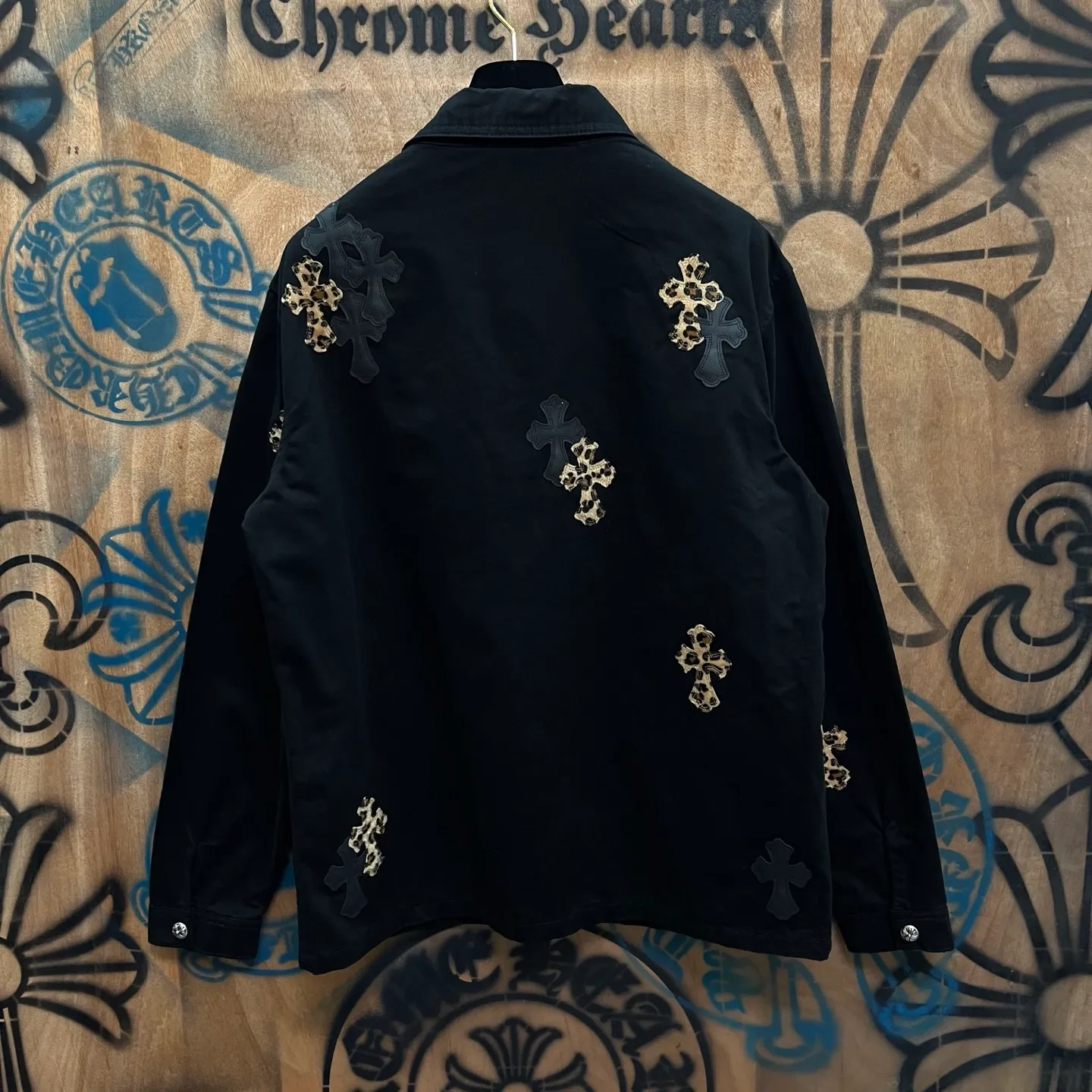 P610 Wang Zha has a new one! Heavy 15.5oz! Kill all market versions instantly! The price has bottomed out. Chrome Hearts Haute Couture Chrome Hearts patchwork leather denim jacket. The choice of high-grade twill denim custom-made fabrics is very important. It distinguishes the low version and wrong version of all pure black denim fabrics on the market. The cross patchwork leather is all imitation lambskin. All dyeing is completely restored without color difference. The inner leather label is first-layer calfskin. All hardware is 925 silver plated. It distinguishes all versions on the market. There is no better casual comparison in the market. Same style for men and women S-XL